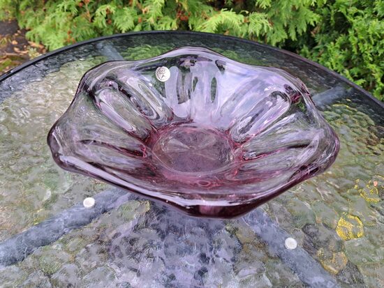 Augļu bļoda ovāla, fioletā, boezs pūsts stikls, Līvānu stikls. Izmēri: 24cm x 22cm, h=9cm (Stikls sk 311)