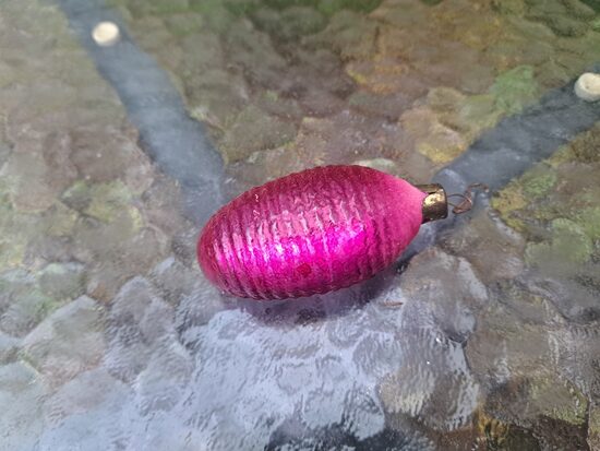 Čiekurs caurspīdīgs rozā, rievota virsma (Egle čiekuri 22)