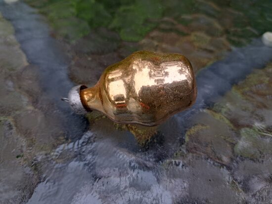 Laterna dzetena uz pusi caurspīdīga. Izmēri 5cmx3cm (Egle laterna 15)