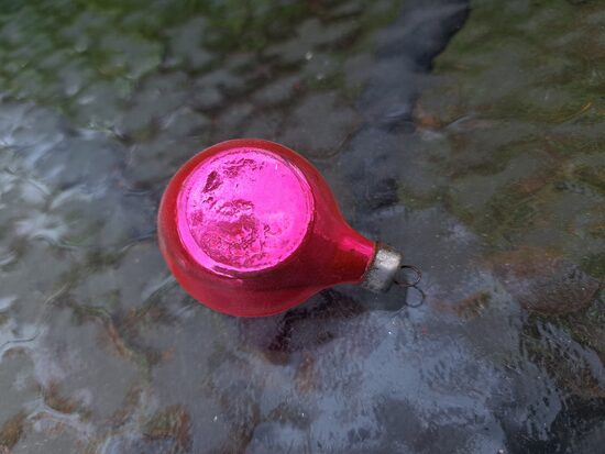 Bumbiņa mazā koši rozā, puse ir caurspīdīga, otrā puse ir plakan, d=3,5cm (Egle bumba 62)