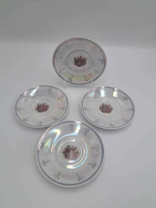 Apakštases porcelāna kafijas ar lustrētu pārklājumu, zelta rakstu un dekolu "Madonna" centrā. D=10,6cm (Citi rpt 339)