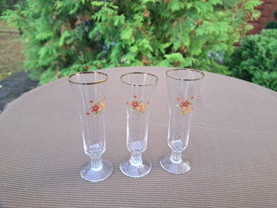 Elegantas stikla liķiera glāzītes ar dzeltenām un bordo puķītēm un zeltu, tolp.50ml, Līvānu SFm (Stikla gl 351)