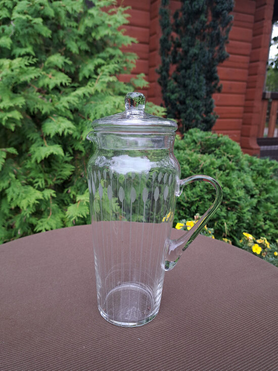 Sulas/ūdens krūze stikla ar vertikālu gravēšanu un vāku, tilp.1,5L (Karafe st 112)