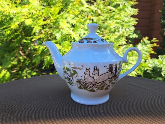 Tējkanna ar medību motīviem bez zelta, tējas servīze "Ārija", RPR (Ārija tējas 212)