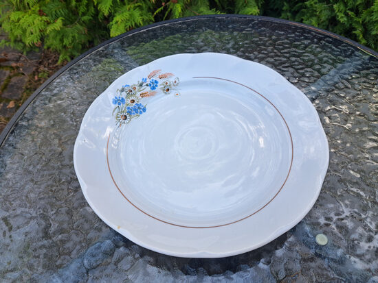 Vidējais apaļais servējamais šķīvis d=27cm, forma "Viktorija" ar Jāņu pušķi (viens pušķis uz malas) un brūnu apvilkumu centrā, RPR (Viktorija 109)