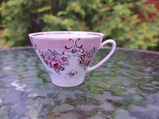 Krūzīte, plānsienu porcelāna trio, servīze "VITA" ar kosām rozēm, rozā tikliņu un zeltu, SIA "Latvpotik" (Vita 107)