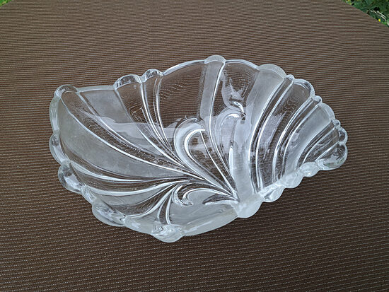 Bezkrāsainā presēta stikla masīva garena bļodiņa, 1990.-ie gadi, Čehija. L=22cm, w=14cm, h=6cm (Stikls sk 356)