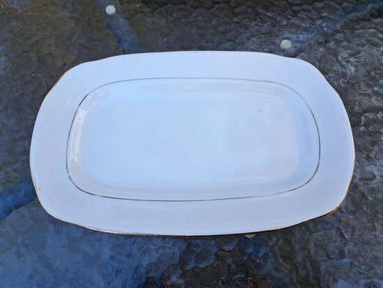 Servējamais garenais šķīvis, fajanss, balts ar zeltu, Kuzņecovs. Izmērs: 26,5x16,5cm, h=2cm (Kuzņecovs 161)