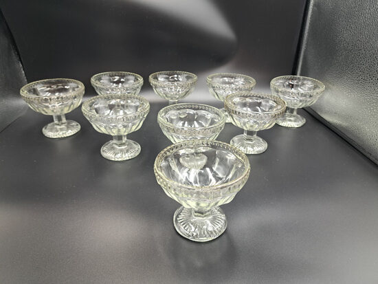 Bezkrāsainas presēta stikla deserta trauki uz kantainas kāiņas (Stikls sk 331)