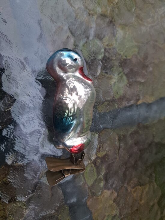 Pīle sudraba ar rozā un zaļu nokrāsojumu uz piespraudes, h=8,5cm (Egle putni 29)