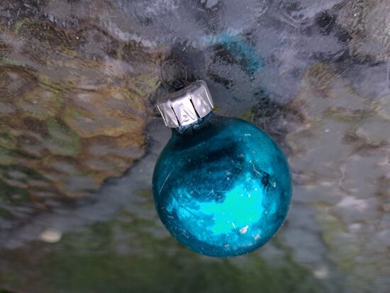  Tirkīza bumba, d=4cm. Stikls, amalgama, krāsas pārklājums (Egle bumba 85)