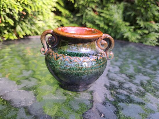 Māla mini tumši zaļa vāzīte, viļņaina malas forma. Roku darbs, glazūra. Platums 7cm (Keram 169)