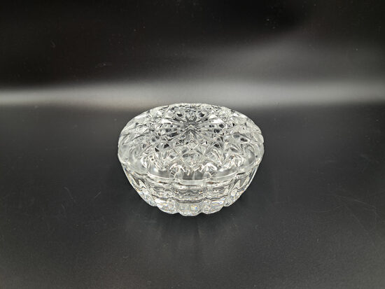 Mazā apala lādīte prtesēta kristāla. Periods ir no 20.gadsimta beigām. D=10cm; h=4,5cm (Kristāla citi 58)