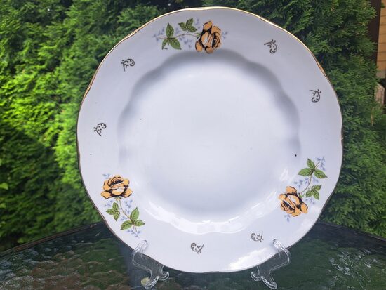 Otrā ēdiena šķīvis no pusdienu servīzes "Ārija" ar bešā rozēm un zeltu, RPR. D=24cm (Ārija pusdienu 439)