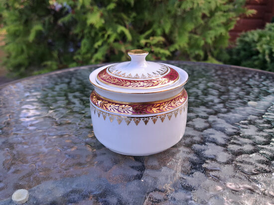 Elegants cukurtrauks no mokka kafijas servīzes ar greznu bordo un zelta dekolu. Ražotājs Thun (Čehija 100)