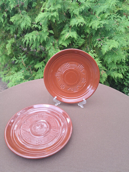 Dekoratīvs šķīvis brūns, reljefa raksts. Roku darbs. Diam.18cm (Keram šķ 40)
