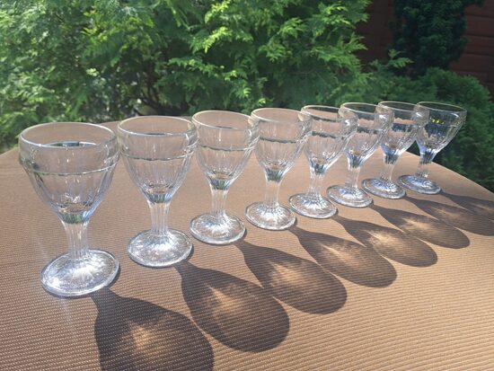 Senas stikla glāzītes ar izliektu rakstu Nr7 "Lafitniks", presēts stikls. Reljefa raksts, lapu vainags.Cariskā Krievija (Stikla gl 301)