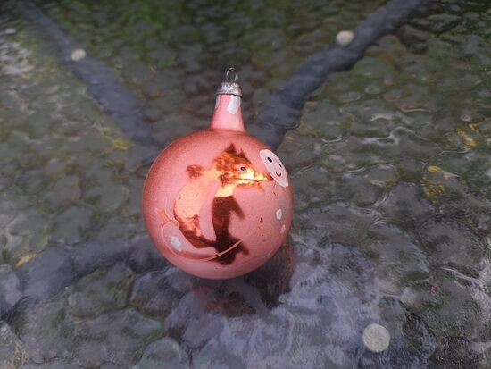  Bumba oranža ar lapsu un mēnesi. Aerografija, d=5,5cm (Egle bumba 69)