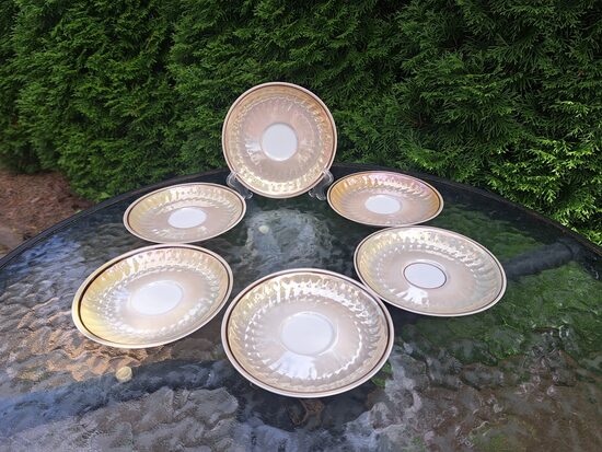 Apakaštases, smalka porcelāna kafijas servīze "RĪGA" lustrēta (dzeltens lustras tonis) ar čiekuriem un brūnu apvilkumu, RPR (Rīga 80 120)