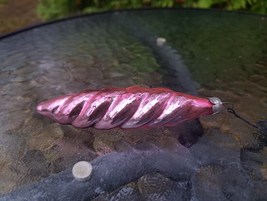 Rozā savīta lāsteka, caurspīdīga uz pusi. Rozā stikls, amalgama. Augstums - 11,5cm (Egle lāsteka 27)