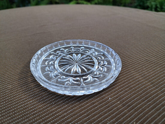Presēta stikla vintāžs plakans šķīvītis, puķu raksts. Diam.8,7cm, dziļums 9mm (Stikls sk 339)