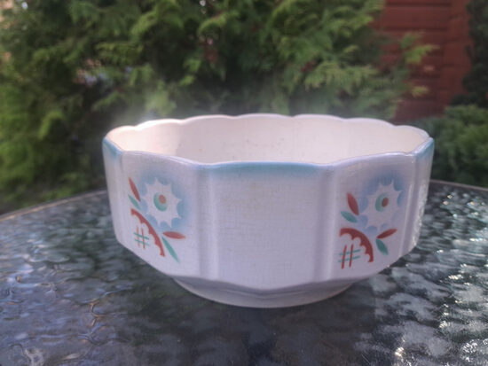 Vidējā fajansa bļoda ar puķu rakstu gaiši zilos toņos (aerogrāfija), Kuzņecovs, 1920.-ie gadi. Diametrs 19,5cm. Dziļķums 8cm (Kuzņecovs 190)