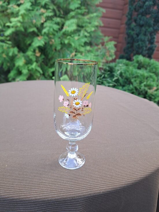 Eleganta šampanieša glāze uz kājiņas ar bumbiņu, maugs puķu dekols, zelta apvilkums, tilp.175ml, Latvijas stikls (Stikla gl 337)