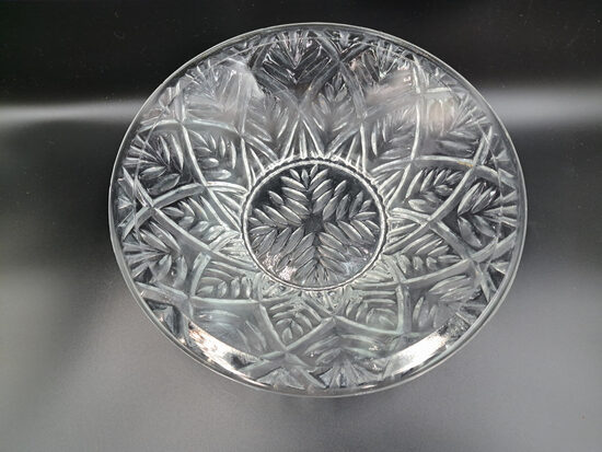 Smaga vintāža presēta stikla augļu bļoda. Skaists dekols - lapiņas. D=23,5cm (Stikls sk 319)