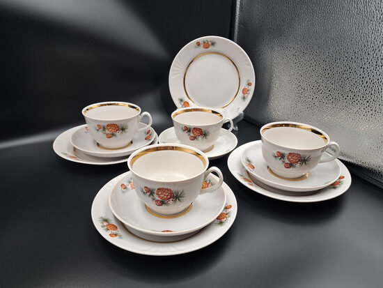 Tējas trio (krūzīte+apakštase+kūku šķīvis) "Māra" ar čiekuriem un zeltu, RPR (Māra tējas 242)