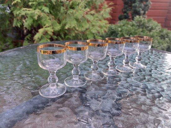 Degvīna glāzīšu uz kājiņas ar bumbiņu, zeta maliņa,  kompl. 6 personām, Latv ijas stikls (Stikla gl 275)