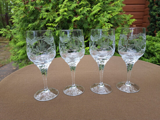 Eleganto kristāla glāžu 175ml uz savītas kājiņas ar maigu puķu rokas slīpešanu komplekts 4 personām, Čehija (Kristāls gl 170)