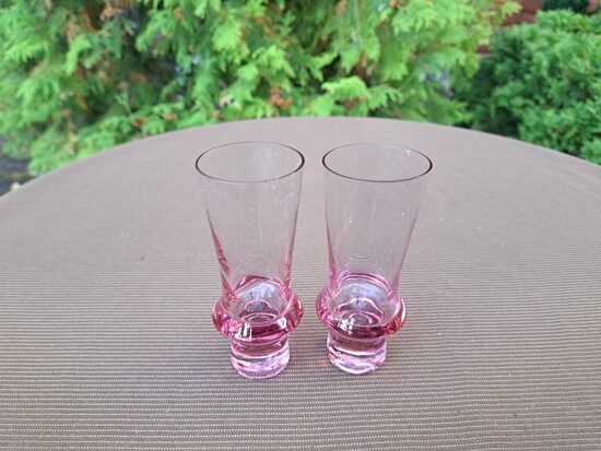 Vintāžas stikla glāzītes "Limo" rozā stikls, bez dekola un bez zelta, Līvānu stikla fabrika (Stikla gl 354)