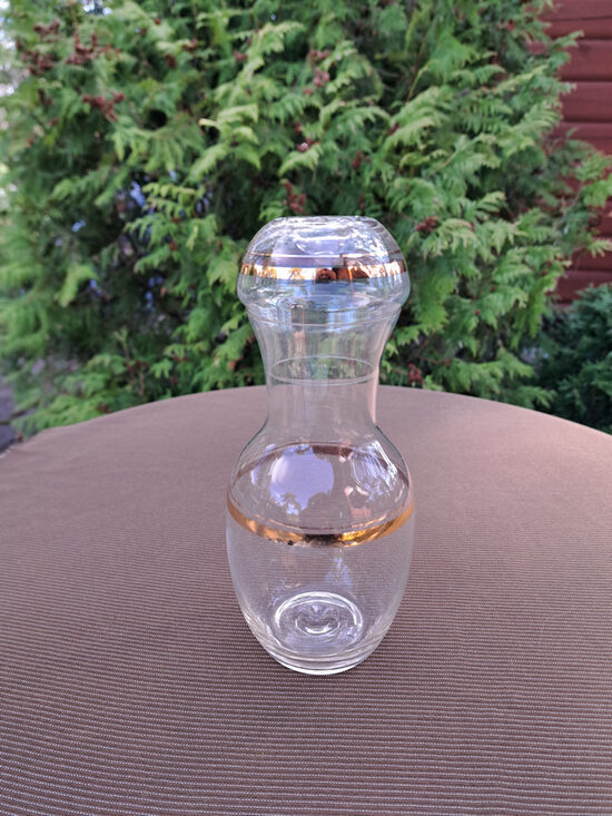 Eleganta ūdens karafe ar glāzi-korķi, zelta apvilkums, plāns pūsts stikls. Tilpums 650ml un 150ml (Karafe st 91)