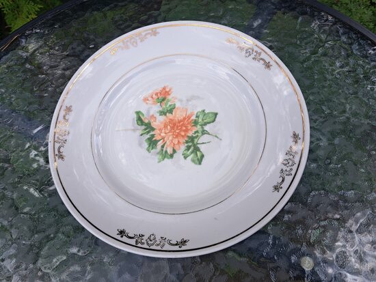 Šķīvis otrā ēdiena D=24,5CM, servīze "Gludā" ar oražu krizantēmu, zelta rakstu un apvilkumu gar malu, PFF (Gludā 166)