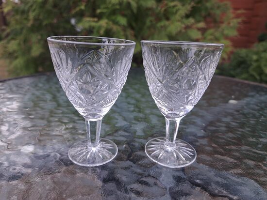 Kristāla liķiera glāzītes uz kājas ar smalkyu rokas gravēsanu, PSRS. Tilpums - 50ml (Kristāls gl 101)