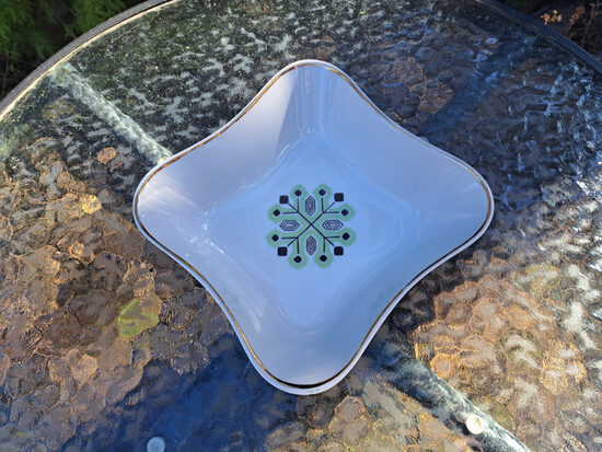 Lielā bļoda ar brūnu-zaļu dekolu centrā (egles zari ar ciekuriem) un zeltu, RPR (Citi pusd 319)