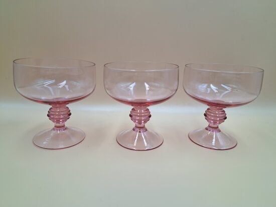 Skaistu rozā glāžu uz kājiņas komplekts 3 personām kastē, tilp.200ml, NEMAN (Stikla gl 366)