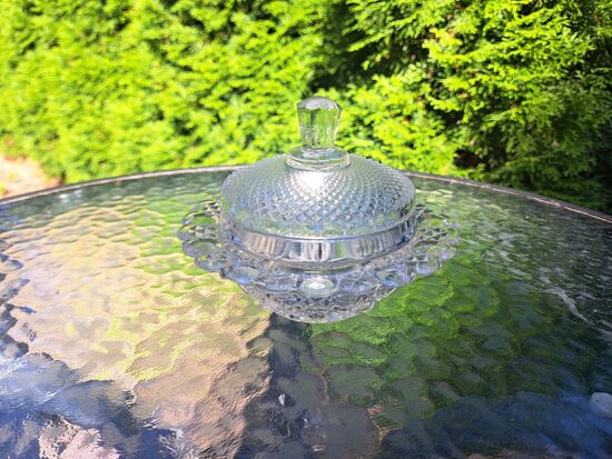 Interesants presēta stikla ievārījuma/cukurtrauks, PSRS. Bļodas diametrs 9cm, ārējais diametrs 13,5cm (Stikls sk 224)