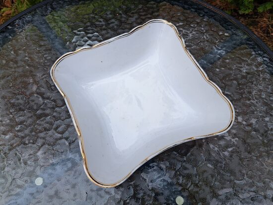 Kantaina kartupeļu/salātu bļoda ar zelta apvilkumu, viļņaina mala (Jessen 47)