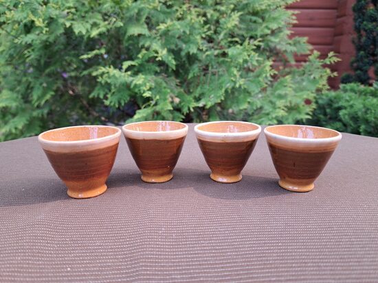 Mini glāzīšu konplekts 4 personām. Brūngana krāsa, glazūra.  Augstums 4,5cm, tilpums 40ml (Keram 148)