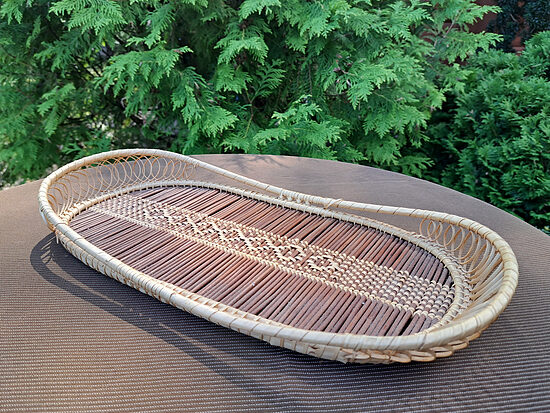 Garenais servējamais šķīvis pīts no salmiņiem. Izmēri 39cmx8,5cmx5cm (Koka 18)
