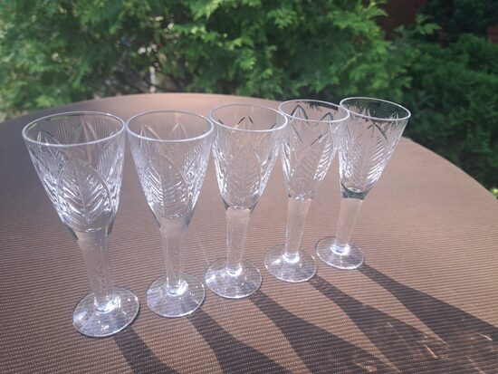 Kristāla glāzīšu 50ml uz kājiņas komplekts 5 personām, rokas gravēšana. Ražotājs, iespējams, NEMAN (Kristāls gl 110)