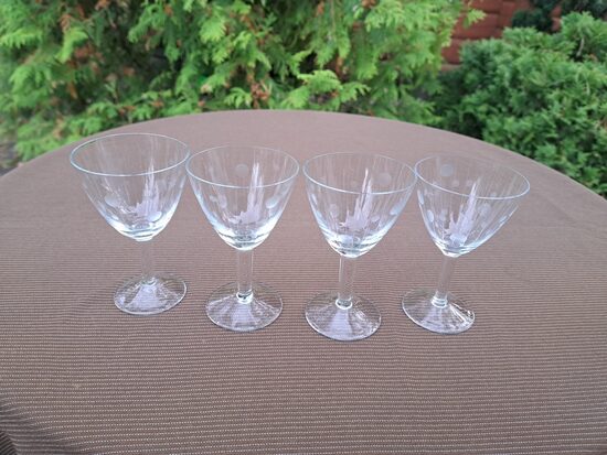 Konusveida degvīna glāzītes (50ml) uz kājas, rokas gravāšana (apļi) (Stikla gl 360)