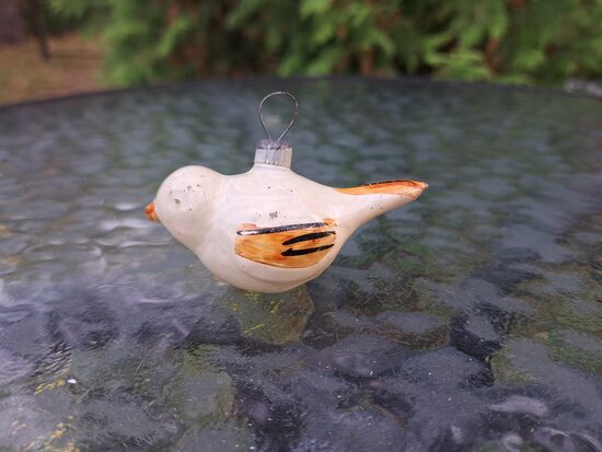 Vintāžs mazs putniņš, turētājs mugurā (Egle putni 28)