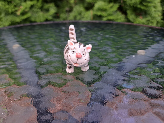 Jauks keramikas kaķis Nr.2, roku darbs. Izmēri: 5cmx5cmx2,5cm (Figur citi 74)