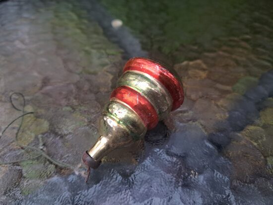 Bērnu piramīda. Ļoti labs stāvoklis, bez stikla defektiem. Izmēri: 7,5cmx4cm (Egle citi 09)