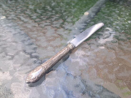 Vintāžs meļhiora (vara-nikeļa sakausējums) deserta nāzis. Garums 17,5cm. (Metāls 123)