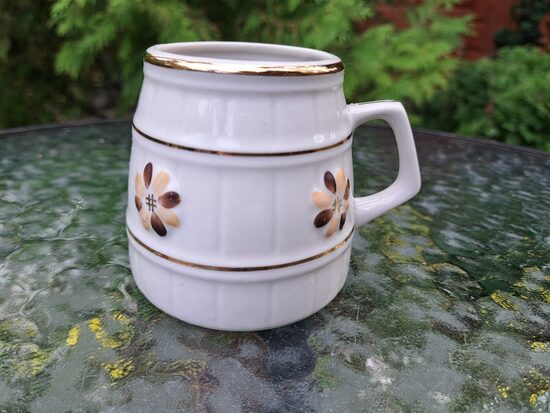 Kauss porcelāna, brūnas puķes un zelts, PFF. Samēra rets un reti sastopamas brūnas puķes. Tilpums ir 225ml (Krūze 57)