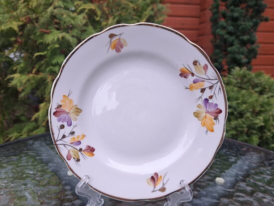 Grezns maizes šķīvis d=17cm, Korosteņa (Ukraina). Eleganta forma, rokas gleznojums lillā-dzeltenos toņos, zelts (Korosten 60)