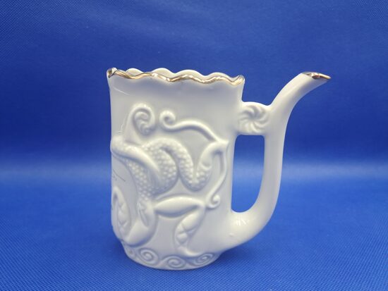 Baltā ar zeltu krūzīte minerālūdenim, Kislovodska. Reljefa virsma, zelta apvilkums (Citi 300)